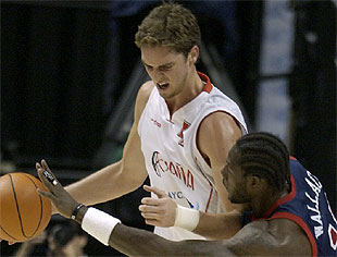 Pau Gasol, marcado por el estadounidense Ben Wallace.