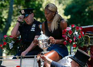 Serena Williams exhibe su trofeo y, a su lado, un policía de Nueva York.