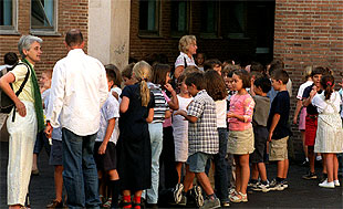 Padres y alumnos en el patio del Colegio Alemán de Madrid el pasado jueves, su primer día de clase. PLANO GENERAL - ESCENA