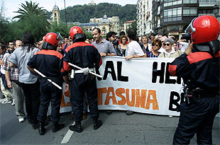 Los  Ertzainas  conversan con los manifestantes en favor de los presos de ETA ayer en San Sebastián.