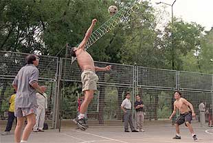 Seis ecuatorianos, tres por equipo, jugaban un partido de voleibol con apuestas ayer en el parque del Oeste.