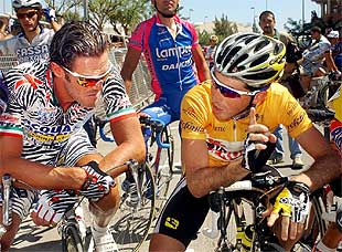 Cipollini, el vencedor de la etapa, junto a Beloki, el líder.