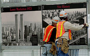 Dos trabajadores instalan fotografías para una exposición en la 'zona cero' .  PLANO GENERAL - ESCENA
