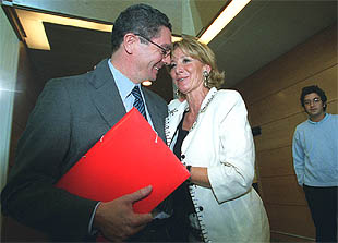 Esperanza Aguirre saluda a Alberto Ruiz-Gallardón tras su discurso en presencia de Alberto, uno de los hijos del presidente. PLANO GENERAL - ESCENA