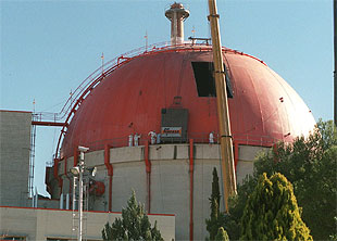 La central de Zorita en 1997, cuando se retiró la tapa de la vasija del reactor debido a un agrietamiento múltiple. PLANO GENERAL - ESCENA
