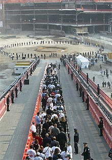 Cientos de personas esperan su turno para acceder al centro de la    zona cero . PLANO GENERAL - ESCENA
