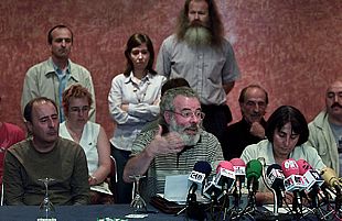 El  bertsolari  Xabier Amuriza, flanqueado ayer por otros convocantes de la manifestación de Bilbao. PLANO GENERAL - ESCENA