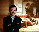 El director del MACBA, Manuel Borja-Villel, ante la obra de Jeff Wall 'Una batalla en la calle' (1994).
