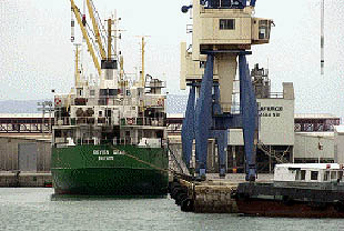 El buque  Seven Seas,  retenido en el Puerto de Castellón por orden del juez, ayer.