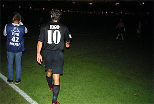 Figo se retira durante uno de los apagones.