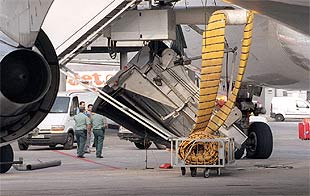 Un vuelo de Iberia, suspendido tras chocar el avión contra una pasarela