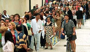 Cola de racionamiento en la era de Internet para nadar en Valencia