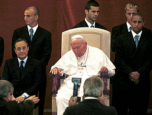 El papa Juan Pablo II, junto a Florentino Pérez y Roberto Carlos. Detrás. Cambiasso, Solari y Guti.