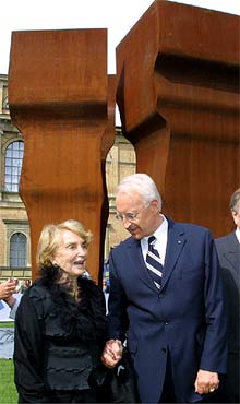 STOIBER, CON LA VIUDA DE CHILLIDA.