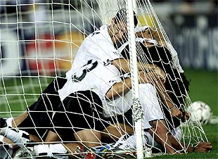Jugadores del Valencia celebran el gol de Baraja, el segundo del equipo español.