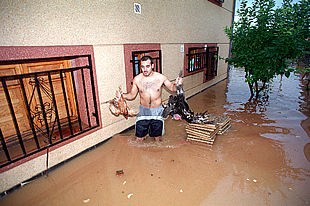 Un hombre rescata a dos animales en una urbanización de Tarragona.