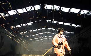 Una fábrica de muebles arde en el polígono La Mina de Paiporta