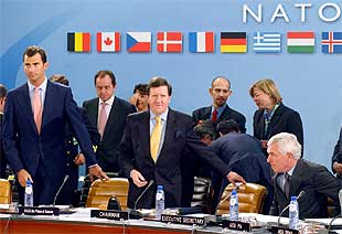 El Príncipe y el secretario general de la OTAN, George Robertson (centro), toman asiento en el Consejo Atlántico.