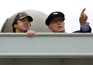 José María Aznar y Manuel Fraga, con sendas gorras, en el puente de mando de la nueva fragata, Álvaro de Bazán. PRIMER PLANO - ESCENA