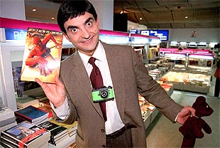 Un actor disfrazado de Mr. Bean en la fiesta que celebró, en su sede central, la cadena de librerías Crisol. PLANO MEDIO - ESCENA