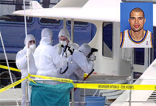 Un grupo de policías rastrea en Taravao el catamarán donde había embarcado el ex jugador de la NBA, Bison Dele. PLANO GENERAL - ESCENA