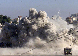 El Ejército de Israel dinamita gran parte del complejo presidencial de Arafat