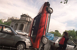UN APARCAMIENTO MIRANDO AL CIELO.