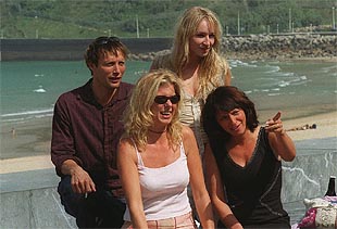 La directora danesa Susanne Bier (de negro), junto al equipo de    Te quiero para siempre. 