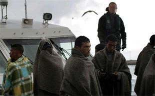 Inmigrantes marroquíes llegan al puerto de Tarifa tras ser interceptados por la Guardia Civil.
