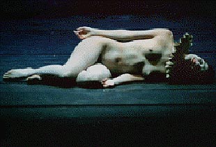 Ofelia yace muerta en la adaptación de Karlik Danza, el sábado por la noche en Sueca.