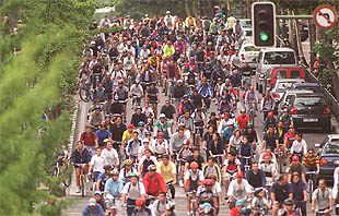 Participantes en la Fiesta de la Bicicleta, a su paso por la calle del Príncipe de Vergara.