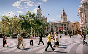 Paseantes por la plaza del Ayuntamiento de Valencia, libre de coches en la jornada de ayer.