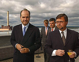 Chaves y el director de operaciones de la fundación Sitra, Timo Hämaläinen, ayer, en Helsinki.