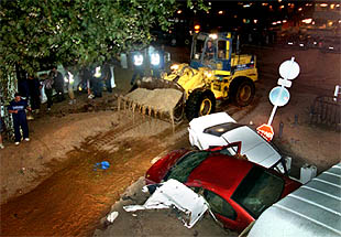 Un fenomenal aguacero anega la riera de Arenys