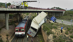 Un camión cae a la vía en Soneja y corta la línea de Valencia a Zaragoza y Huesca
