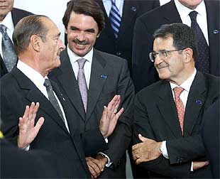José María Aznar, entre Jacques Chirac y Romano Prodi, en la cumbre celebrada ayer en Copenhague.