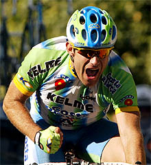 Botero hace un gesto de satisfacción tras ganar al    sprint   a Pérez. 