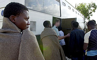 OTROS 55 INMIGRANTES, DETENIDOS SIN PAPELES.