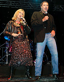 Olivia Newton-John y John Travolta, durante su actuación. PLANO ENTERO - ESCENA