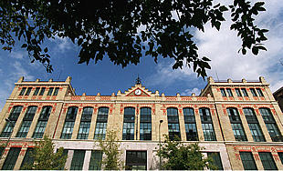 Una vista de la fachada del edificio de Fernando Arbós, convertido por Caja Madrid en nuevo centro cultural y social. RETRATO JURÍDICO