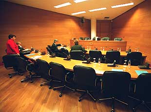 Los diputados del PP esperaron en vano en la sala de comisiones a que acudieran los socialistas.