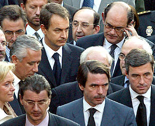 José María Aznar, José Luis Rodríguez Zapatero, Ángel Acebes, Javier Arenas e Ignacio Astarloa (con el teléfono), ayer en Sama de Langreo. ESCENA
