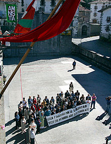 Sólo  50 de los 3.000 habitantes de Leitza  se concentraron para condenar el asesinato del guardia civil Juan Carlos Beiro. VISTA AÉREA - ESCENA