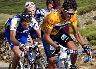 Roberto Heras, delante de Flecha y Caucchioli, en la ascensión a La Covatilla. PLANO GENERAL - ESCENA