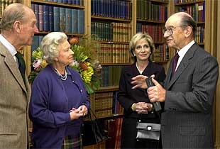 Greenspan (a la derecha), acompañado de su esposa, conversa con la reina Isabel II y el duque de Edimburgo. PLANO MEDIO - ESCENA