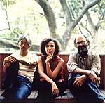 De izquierda a derecha, Ryuichi Sakamoto y Paula y Jaques Morelenbaum.