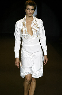 Bimba Bosé desfila con un modelo de Amaya Arzuaga en Milán.