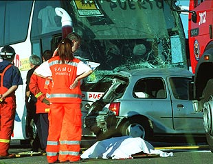Un conductor muere al chocar contra un autobús escolar