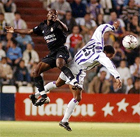 Makelele y Olivera pugnan por un balón ayer en Valladolid.