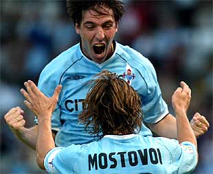 Berizzo y Mostovoi celebran un gol del Celta.